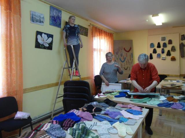 Notiek gatavošanās izstādes atklāšanai